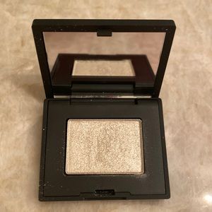 NARS single eye shadow in the color Isla Bonita iridescent, white gold